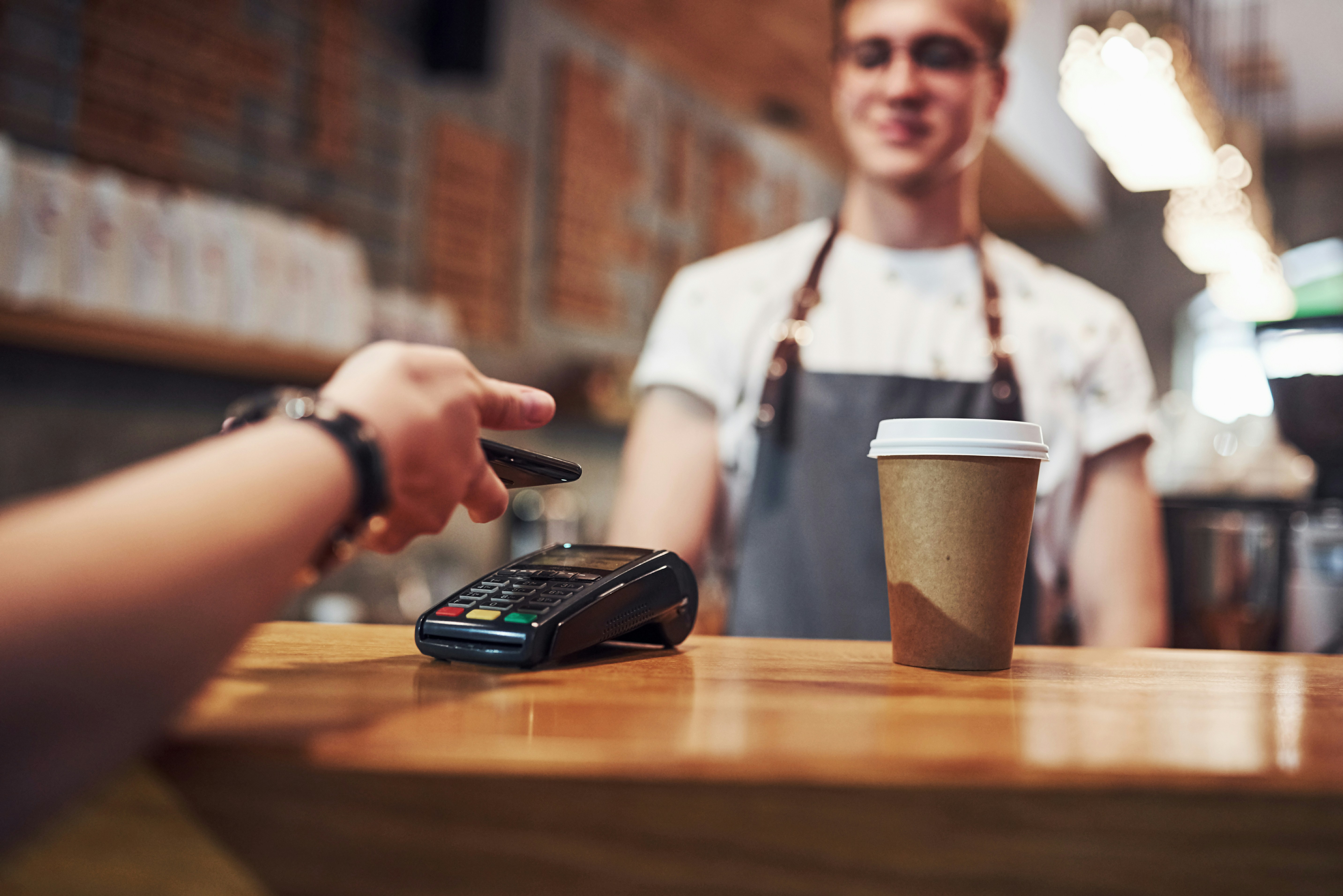 Payer en espèces ou par carte : lequel vous fait dépenser moins ?